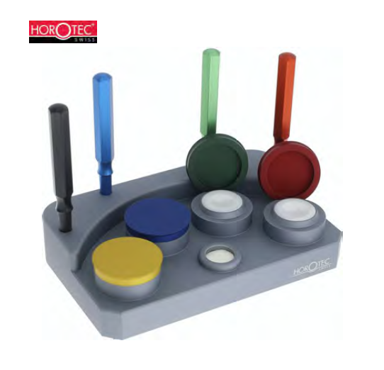 MSA17.103 HOROTEC® COMPLETE ALUMINIUM OIL CUP SET Contents : - Shot blasted aluminium base, grey anodized - 4 white ceramic cups - 4 oilers with aluminium handle Ø 6 mm in different colours. The cups can be replaced individually.